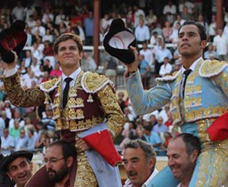 Una de las corridas más llamativas de la temporada colombiana, registró un casi lleno en los tendidos de La Macarena y afortunadamente para todos, vimos salir a El Juli y a Luis Bolívar a hombros por la puerta grande.  Se lidiaron seis toros de Ernesto Gu